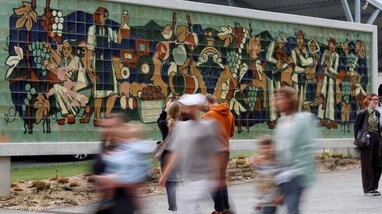 У Львові відреставрували унікальну мозаїку «Збір винограду» та знайшли для неї новий дім