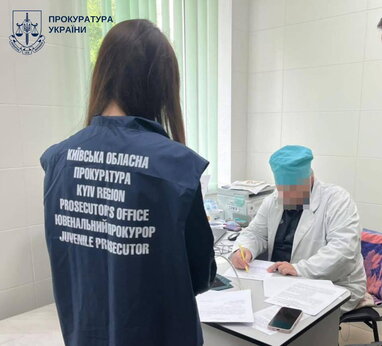 На Київщині лікар отримав підозру через ненадання допомоги 3-річній дитині з хімічним опіком