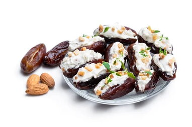 Фініки з сиром і горіхами: проста закуска, яку можна приготувати заздалегідь