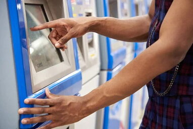 В Україні оновили правила поповнення карт через термінали: додали підтвердження через телефон