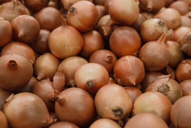 Чому цибуля може спричиняти здуття живота: пояснення експертів