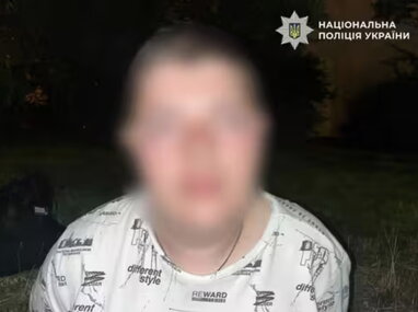 У Києві 26-річний чоловіка намагався спалити електрокар: його затримали