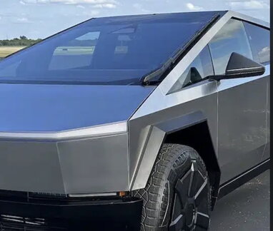 За порушення на Tesla Cybertruck у 40-річного львівʼянина конфіскують авто
