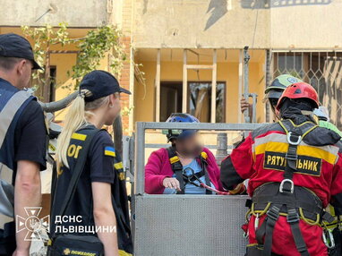 У Львові з-під завалів врятували 93-річну жінку: двох людей досі шукають