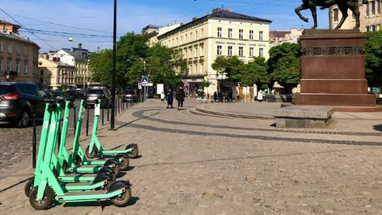 У Львові затвердили офіційні місця для паркування електросамокатів