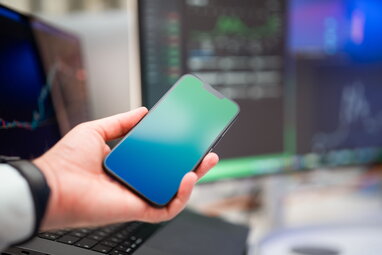 Контрабанду телефонів хочуть зупинити: імпорт з IMEI може принести бюджету ще 5 млрд грн