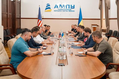 Кіт Келлог прибув до України та відвідав Одеський порт