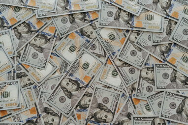 НБУ шостий тиждень поспіль продає понад $1 млрд валюти