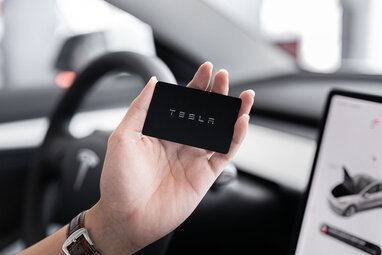 Tesla представить новий Roadster 1 жовтня – Маск