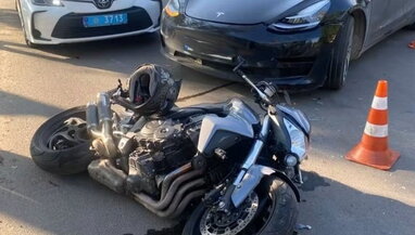 У Львові внаслідок зіткнення Tesla та мотоцикла травмувався 40-річний водій