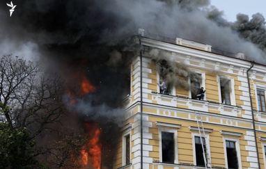 РФ вдарила по НАН: люди рятуються через вікна палаючої будівлі