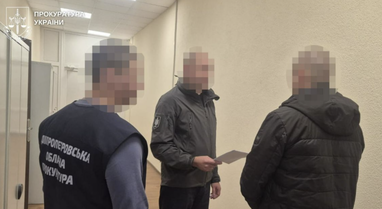 Стріляли й забрали понад $68 тисяч: на Дніпропетровщині трьох поліцейських підозрюють у нападі на чоловіка
