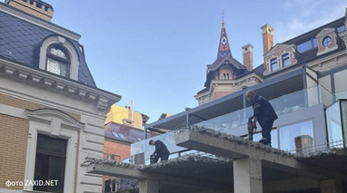 У Львові почали демонтувати триповерхову будівлю біля Стрийського парку