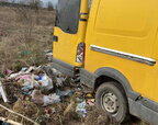 На Львівщині невідомі вивозять сміття й викидують його у поле (фото)