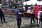 У центрі Львова у труні носили оголену дівчину (відео 18+)