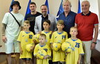 Маленькі футболісти з Троєщини, які виконали гімн України зустрілись з кумирами (відео)