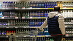 В Україні можуть заборонити продаж алкоголю і тютюну в супермаркетах