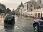 Раптова злива в Чернівцях: негода підтопила вокзал і центральні вулиці (відео)
