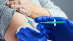 Привілеї для вакцинованих: Україна врахує досвід Європи та Штатів під час нового локдауну