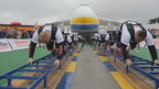 Перетягнули "Мрію" на 4 метри: українські богатирі встановили новий світовий рекорд (відео)