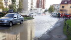 Вулицю Харкова затопило окропом: гаряча вода текла просто під колеса автомобілів (відео)