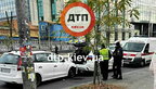 У Києві на швидкості машина врізалась в автомобіль поліції — водію стало зле (відео)