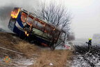 Одна людина загинула: на Дніпропетровщині автобус й автомобіль із пасажирами зіткнулися та спалахнули