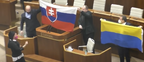 У Словаччині депутат облив водою прапор України та парламентаріїв (відео)