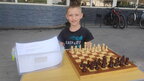 У Луцьку 8-річний хлопчик грає з перехожими в шахи на гроші, які передає ЗСУ