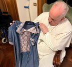 Папа Римський тепер має вишиванку, яку йому подарували наші військові (фото)