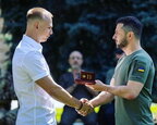 Олімпійський чемпіон з фрістайлу Олександр Абраменко отримав нагороду від Зеленського