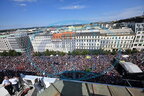 У футболках з путіним і СРСР: у Празі на проросійські мітинги вийшло 70 тисяч людей