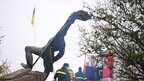 В Ужгороді повалили пам’ятник радянському солдату (фото)