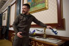 Зеленський отримав "Оскара": актор Шон Пенн передав президенту України свою нагороду (фото, відео)