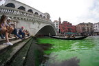 Гранд-канал у Венеції став яскраво зеленим