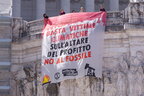 Кліматичні активісти повісили банер на відомому монументі Рима та прикували себе