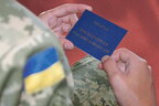 В Україні добровольцям-цивільним вручили посвідчення учасників бойових дій