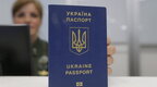 Українцям за кордоном за півтора року видали близько 600 тисяч паспортів ‒ Клименко