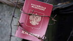 На Луганщини росіяни примушують жителів брати паспорти рф в обмін на вугілля та дрова