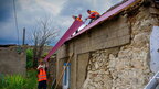 Тернопільські будівельники у рамках програми "Пліч-о-пліч" відновлюють житло на Херсонщині