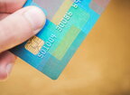 У Німеччині почали видавати перші платіжні картки для біженців