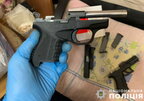 На Рівненщині чоловік переробляв старі пістолети на нові і незаконно продавав їх