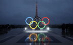 Ейфелеву вежу декорують олімпійськими кільцями