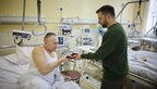 Зеленський відвідав у Чернівцях військових, які проходять лікування після поранень (ВІДЕО)