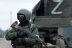 На виїзді із Сєвєродонецька загарбники видають повістки всім чоловікам
