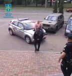 У Києві чоловік виліз на поліційну автівку та вдарив правоохоронця — прокуратура