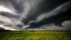 Україну завтра накриють грози, подекуди град та шквали