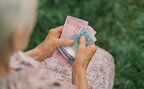 Пенсіонери отримають надбавку у 944 грн: деталі