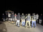 13 чоловіків намагалися втекти за кордон під шаром піску у вантажівці