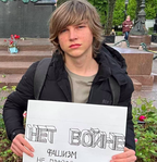 Поліціянти в Москві побили хлопця за плакат "ні війні!"